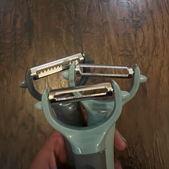 Vegetable and Fruit Peelers - Picture 3 of 4